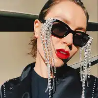 Gafas de sol de moda con montura pequeña cuadrada y decoración de borlas de diamantes de imitación