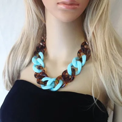 Collar llamativo de cadena gruesa de acrílico con colores en contraste